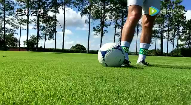 足球教学视频:脚尖上的牛尾巴过人技巧