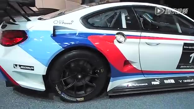 9月15日,2015法兰克福车展正式揭幕。备受瞩目的第六代BMW 7系全球首发,BMW 7系、3系、2系插电式混合动力车型首次集体亮相。此外,宝马集团还展示了照明技术、智能互联科技,以及适用于电动车的联网车辆共享服务。 同台展示的还有MINI(参配、图片、询价) 品牌、BMW摩托车,以及全球首发全新双门敞篷车曜影的劳斯莱斯品牌。宝马集团董事长科鲁格先生说:空前强大的参展阵容彰显出宝马对于未来汽车工业发展的预见和前瞻,也体现出宝马集团正从一个高档汽车制造商,向个人出行的高档产品和服务供应商迈进。 全