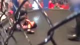 视频：两女孩铁笼MMA比赛 战况激烈令成人胆寒