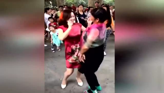郑州人民公园一大波时尚大妈动感嗨起来,现场斗舞,舞姿好妖娆!