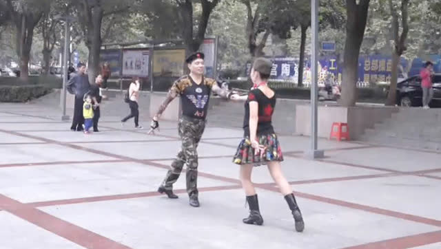 曾峰三步踩之北京水兵舞《等待你的爱》