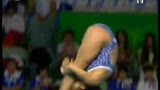 视频：日本跳水选手头部误撞摄像机引窃笑