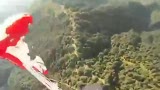 视频：超速飞鹰“自投罗网” 险致跳伞者丧命