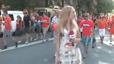 视频：美女记者惨遭调戏 荷兰球迷撩裙加熊抱