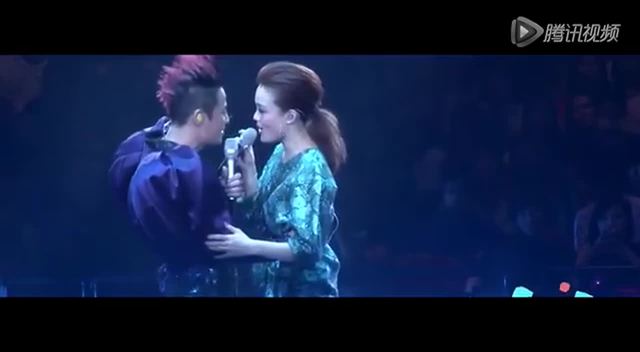 容祖儿当众与蔡一杰亲嘴 笑称与刘浩龙口感不同