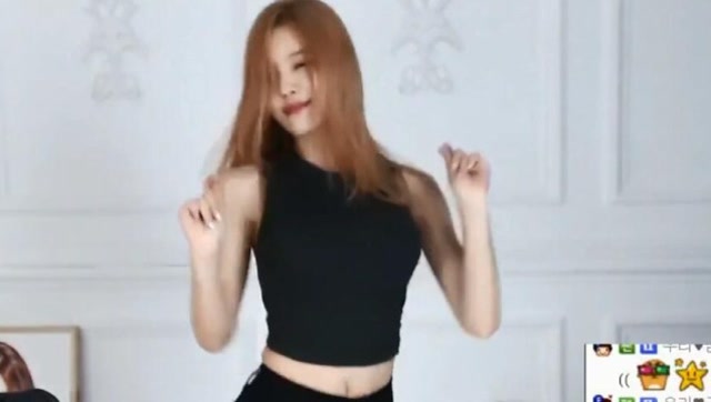 这家网吧请了位美女网管 结果天天爆满