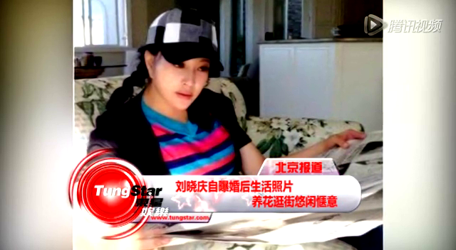 腾讯娱乐讯 2013年9月7日 香港 刚于上月在北京结婚的内地影后刘晓庆,为演出舞台剧《风华绝代》,从内地来港,昨日四点刘晓庆由经理人护航下入后台准备。已化好妆的她比实际年龄58岁年轻得多,见传媒时也面带笑容,记者问及新婚情况,刘晓庆未及回答已匆匆入后台。 到晚上前往捧场的嘉宾包括有林青霞、郑明明和林家声等人。郑明明被问到老友刘晓庆老公王晓玉可有捧场?她说:第一场会紧张一点,不会来啦。郑明明又指昨天下午与老友午饭的时候送上红宝石礼物,二人前晚更聊了一晚分享新婚生活。郑明明大赞老友老公100分。