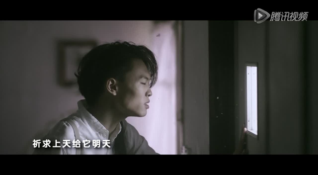 组图:张玮拍摄时尚杂志 演绎潮男搭配秘籍