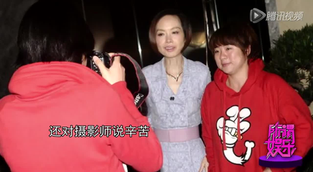 组图：陈鲁豫外出助理护驾 素颜戴潮帽睡眼惺忪