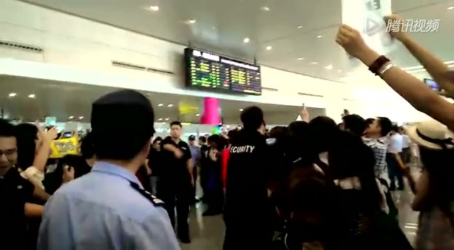 现场：曝EXO南京机场拒绝安检 经纪人打工作人员截图
