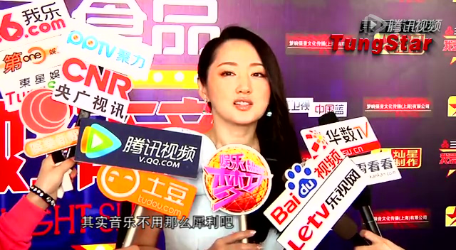 组图：42岁杨钰莹海南献唱捞金 着白裙秀清纯