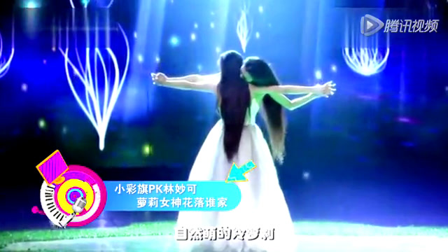 组图：小彩旗上厕所获众人护送 助理伸手挡镜头
