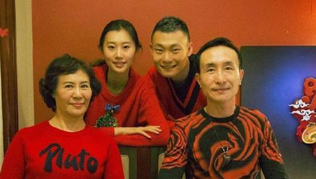 60岁巩汉林全家福照片曝光 美貌儿媳很抢镜
