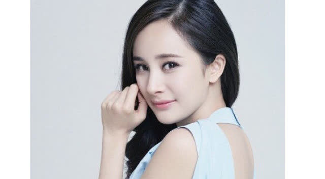 杨幂现场飞吻再唱神曲《爱的供养》 好好听哦