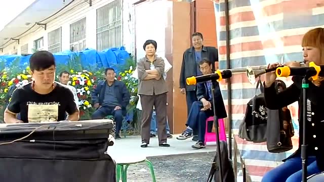 小媳妇农村吹唢呐《我的老父亲》大爷听得津津有味