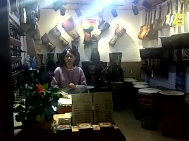 丽江古城美女手鼓版 小宝贝红图片