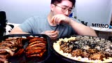 日本大胃王耳机哥一顿吃7.4kg炒饭,几口就吃完我两天的量!