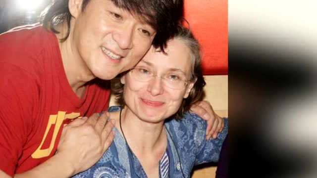 周华健妻子已白发苍苍仍不离不弃 混血儿女才貌两全