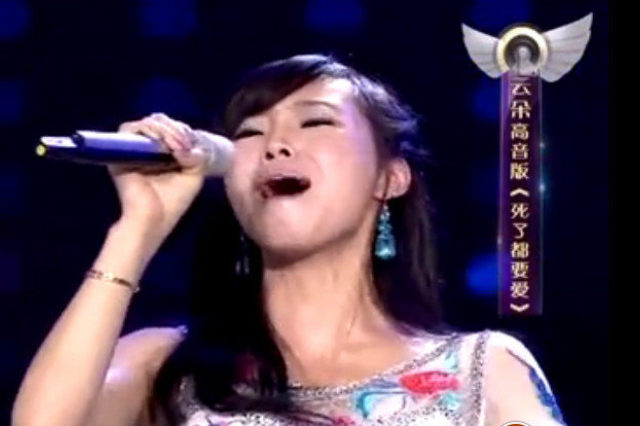 云朵现场高音演唱《死了都要爱》台下刀郎凝视呆了!
