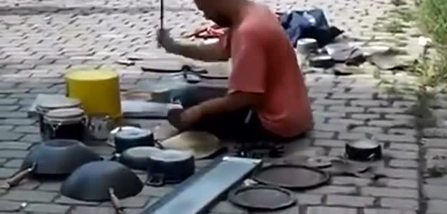 实拍 看看街头鼓手的才艺 用锅碗瓢盆当乐器