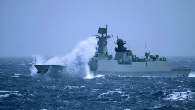中国海军战舰在大风浪航行,年轻舰员成为合格海军的第一关