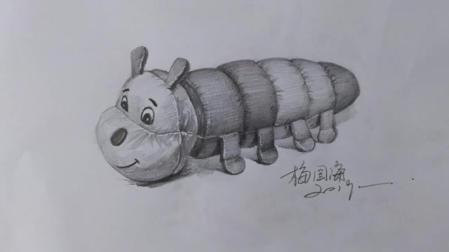 静物素描画一个毛毛虫的布娃娃