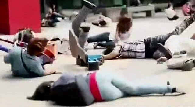 街头恶搞:上百人集体晕倒,路人吓的不知所措!