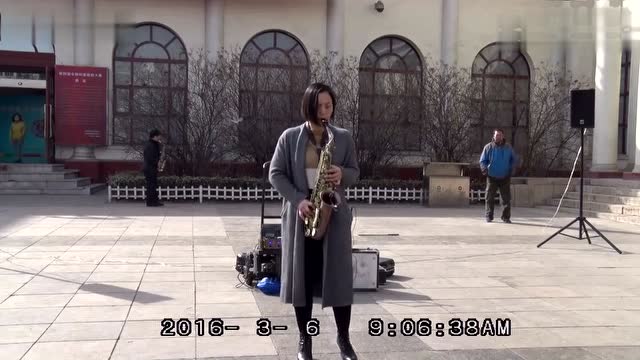 大姐街头萨克斯独奏《红尘情歌》引来一堆人围观!