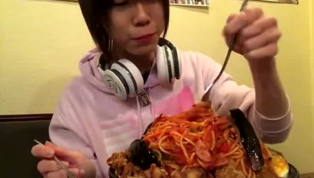 日本大胃王豆芽小哥挑战超大碗肉酱意面,我狂流口水