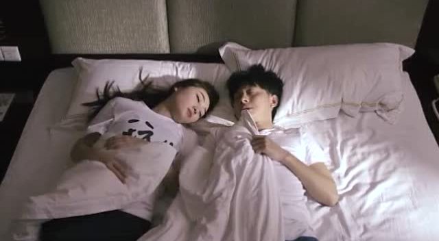 面对一个睡觉爱抢被子的女生无能为力,这男生也太弱了!