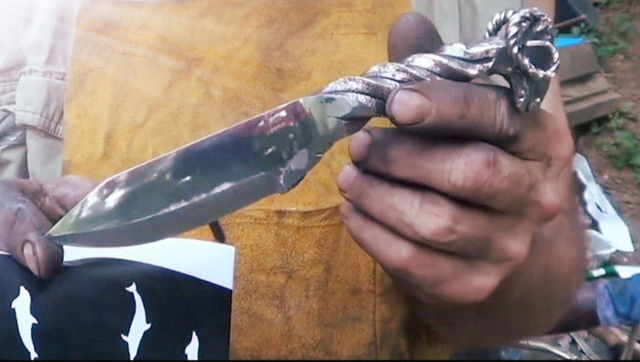 牛人退役后制作的一把公羊头钢刀