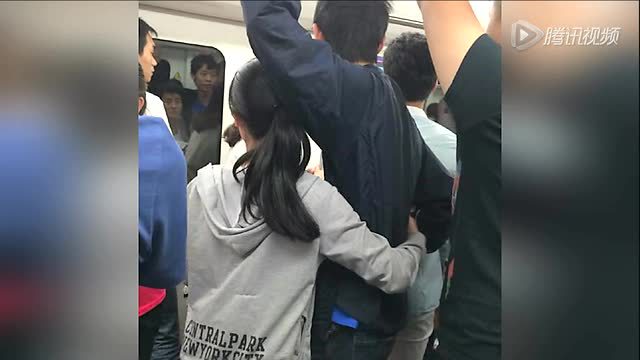 武汉女孩乞讨新招:不给钱就对男乘客摸胸搂腰