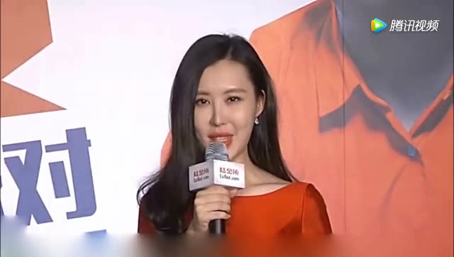 王石西装革履与小30岁妻子就餐 田朴珺扮相随性似家庭妇女