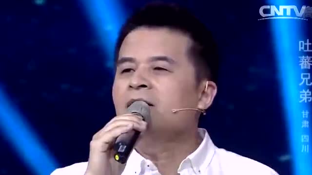 云朵跟毕福剑合唱《爱是你我》看名字就知道是个神奇的组合!