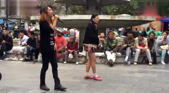 农村流浪歌手反串演唱《为了谁》和《女儿情》