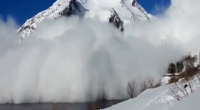 用炸弹引发的雪崩太恐怖 山崩地裂