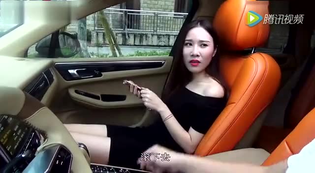 拜金女被豪车男半路赶下车!真解气!