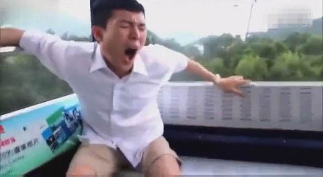 韩国小伙国庆来中国旅游,居然被景区缆车吓尿了!表情超搞笑