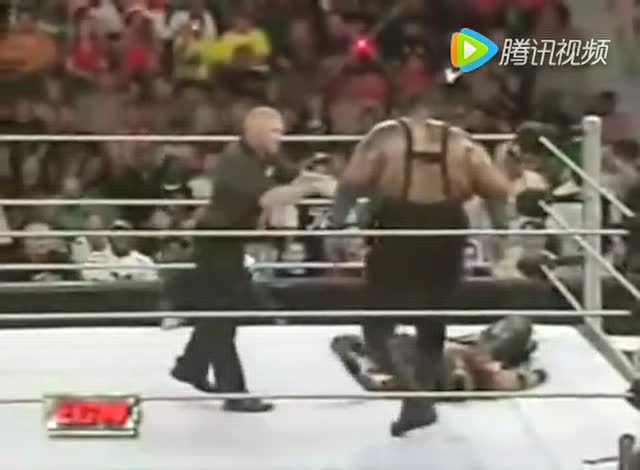 当令人惊恐的wwe"虫子大叔"遇到496磅大v老爹,谁怕谁?