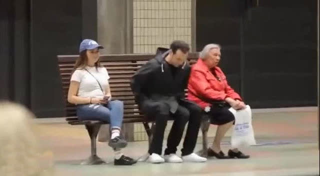 当人们第一次看见三条腿的人搭地铁