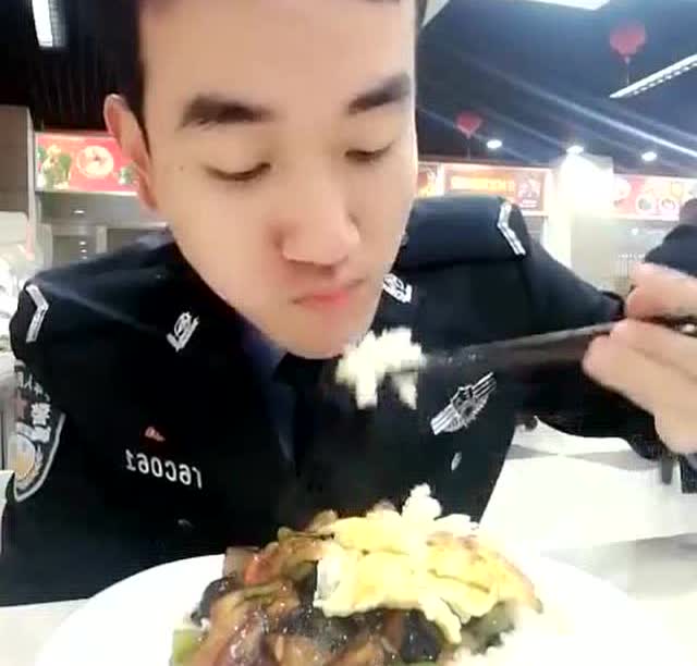 警察帅哥也来直播美食了,忙了一天就晚上吃个安稳饭