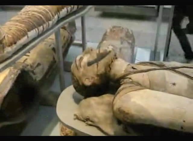 实拍:千年古墓开棺现场,考古专家小心取出一具帝王干尸