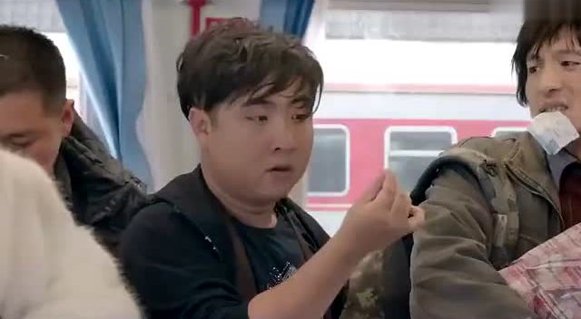 大鹏和乔杉赶春运,到哪都不忘装一把!