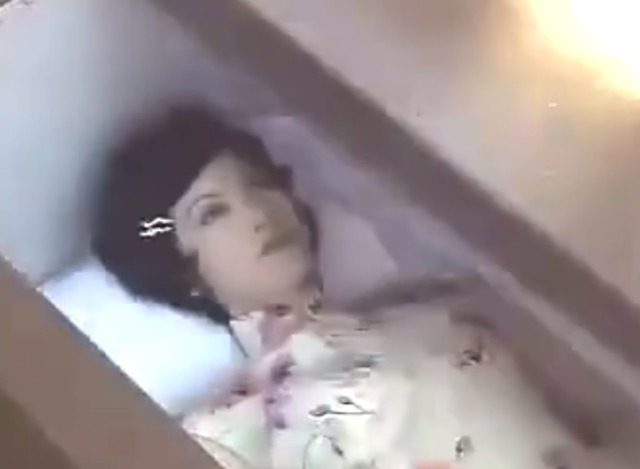 埋棺时,棺材中女死尸生下婴儿,太恐怖了