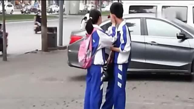 实拍00后当街秀恩爱 90后孤寡老人泪奔
