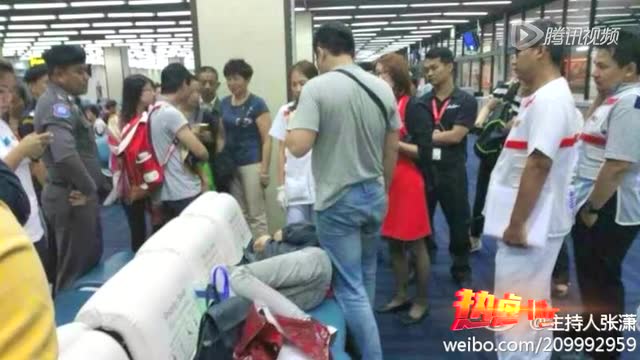 2名中国游客空中撒泼 侮辱空姐扬言自杀致航班返航截图