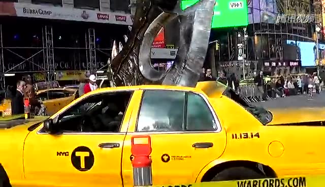 《魔兽世界》6.0巨斧亮相纽约时代广场 击穿出租车