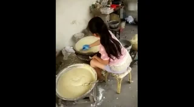 农村的小女孩摊煎饼,摊的真好