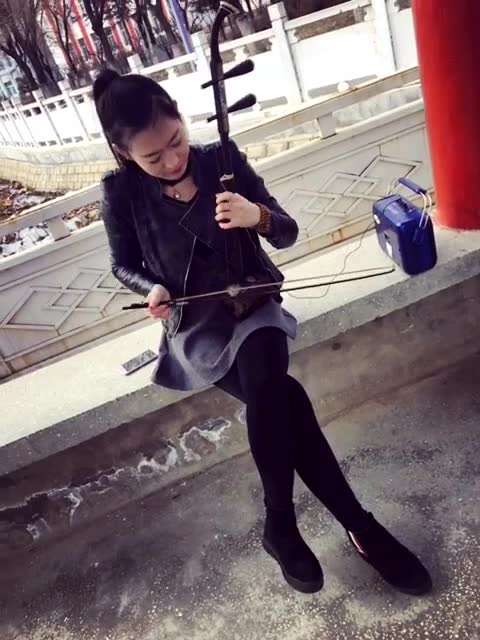 美女二胡演奏《铁血丹心》拉得好啊