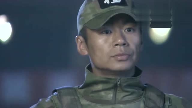 刘烨当场喝闷酒被王艳兵偷偷抓住-电视剧-3023女兵演的刚v刘烨的电视剧图片